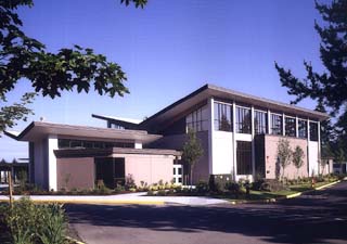 The addition to Mercer Island Presbyterian Church uses tilt-up concrete walls to complement the 1950s-era cast-in-place building designed by Paul Thiry. Photo courtesy of Crownover Construction